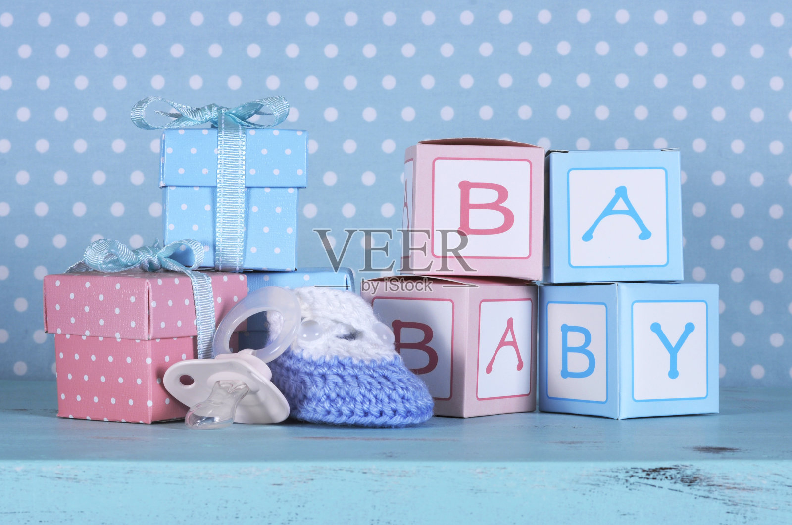 婴儿保育靴，假奶嘴和婴儿信件礼盒照片摄影图片