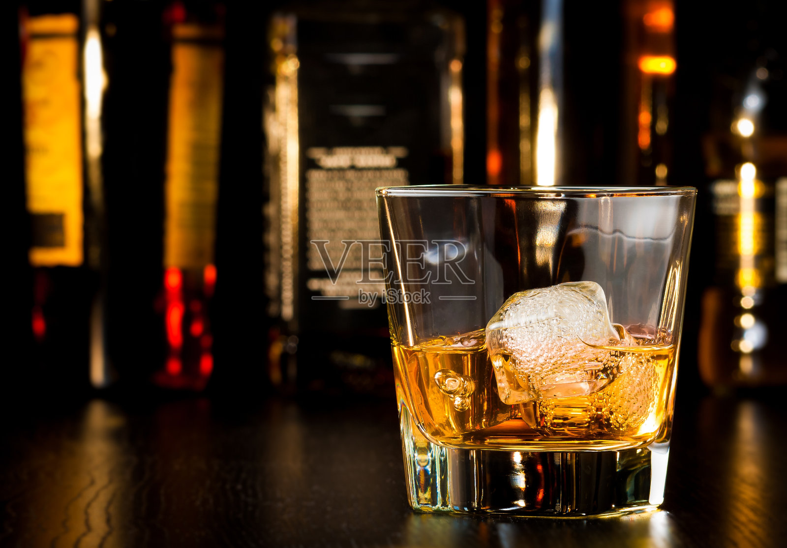 威士忌酒杯前加冰照片摄影图片
