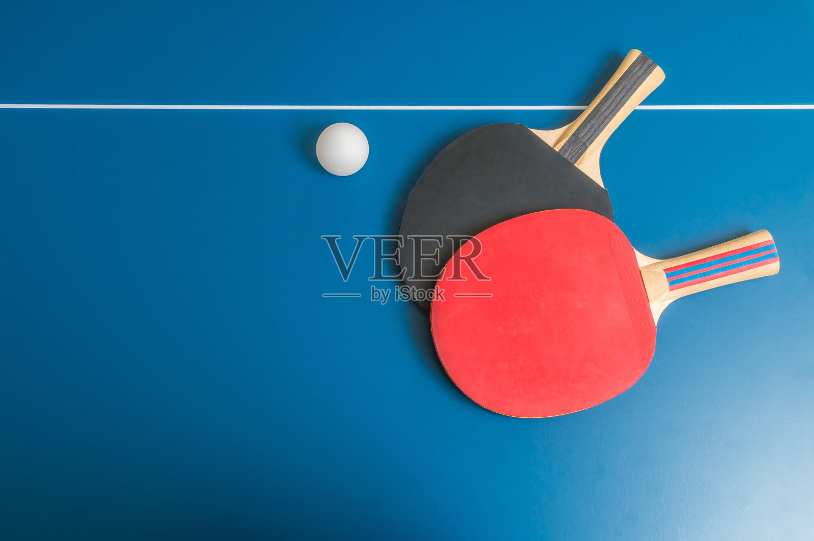 乒乓球或乒乓球背景与球拍照片摄影图片