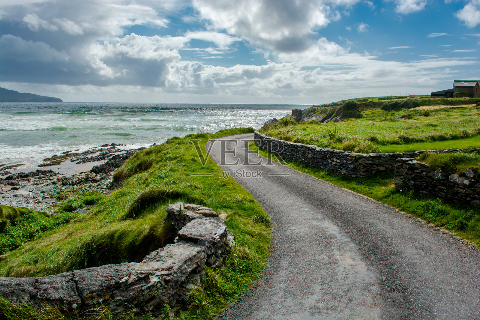 爱尔兰狭窄的沿海公路照片摄影图片
