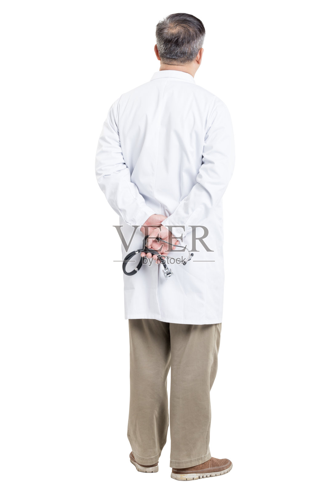 后面的老亚洲男人医生在白色与听诊器照片摄影图片
