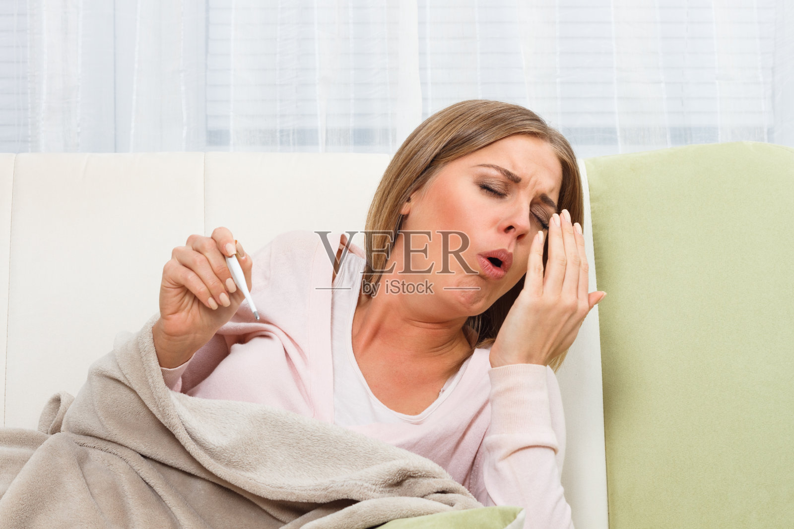 女人咳嗽照片摄影图片