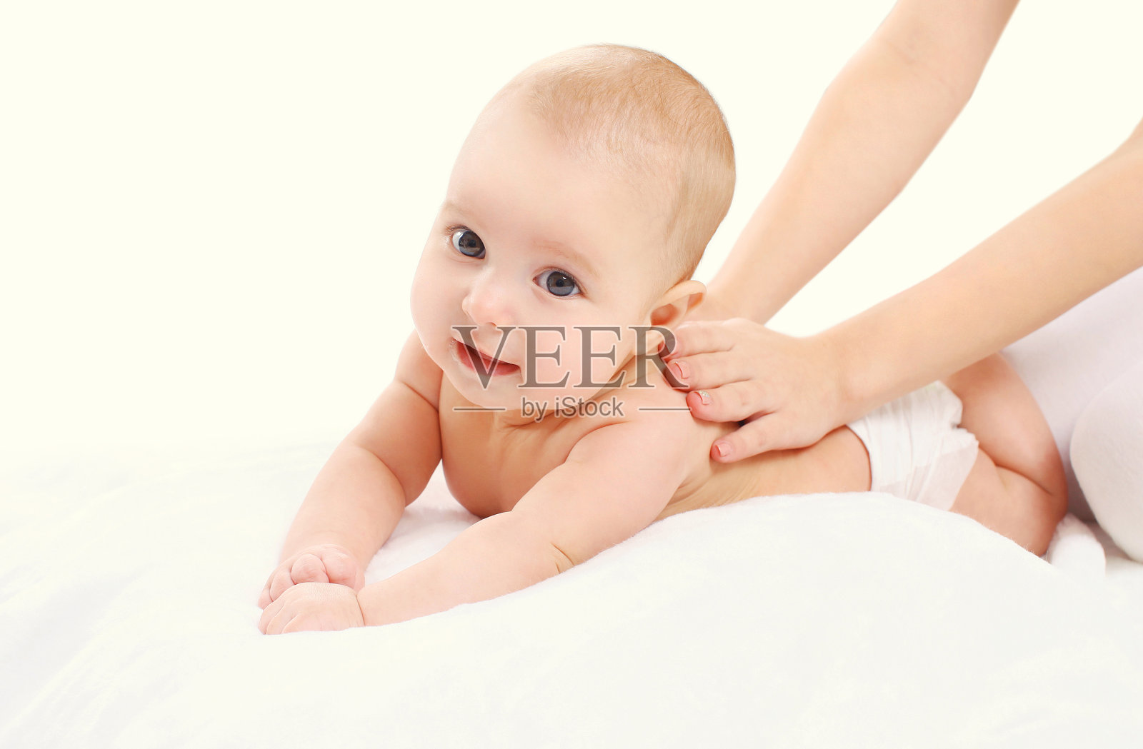 可爱的宝宝按摩背部，儿童健康理念照片摄影图片