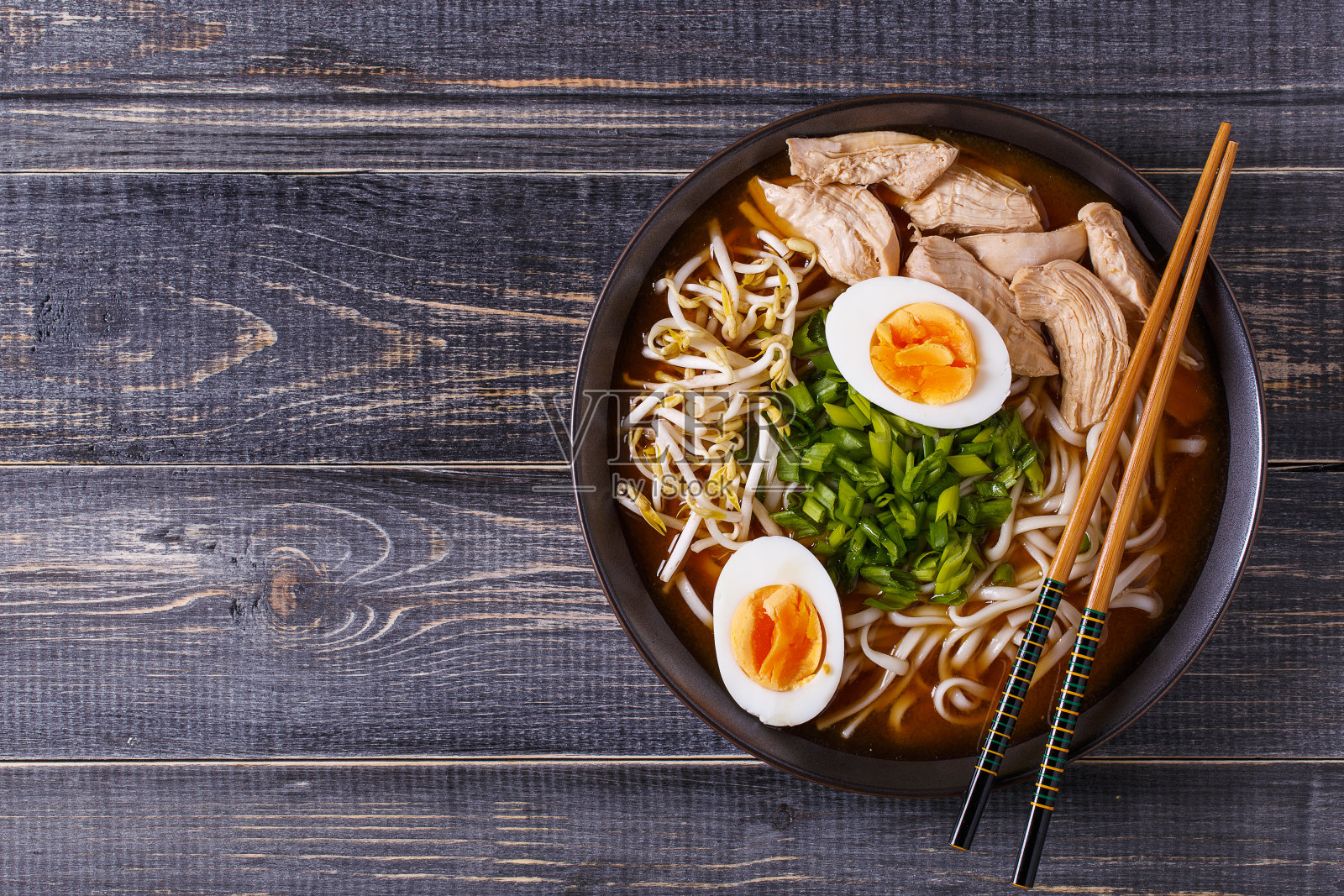 日本拉面汤，鸡肉，鸡蛋，韭菜和芽。照片摄影图片