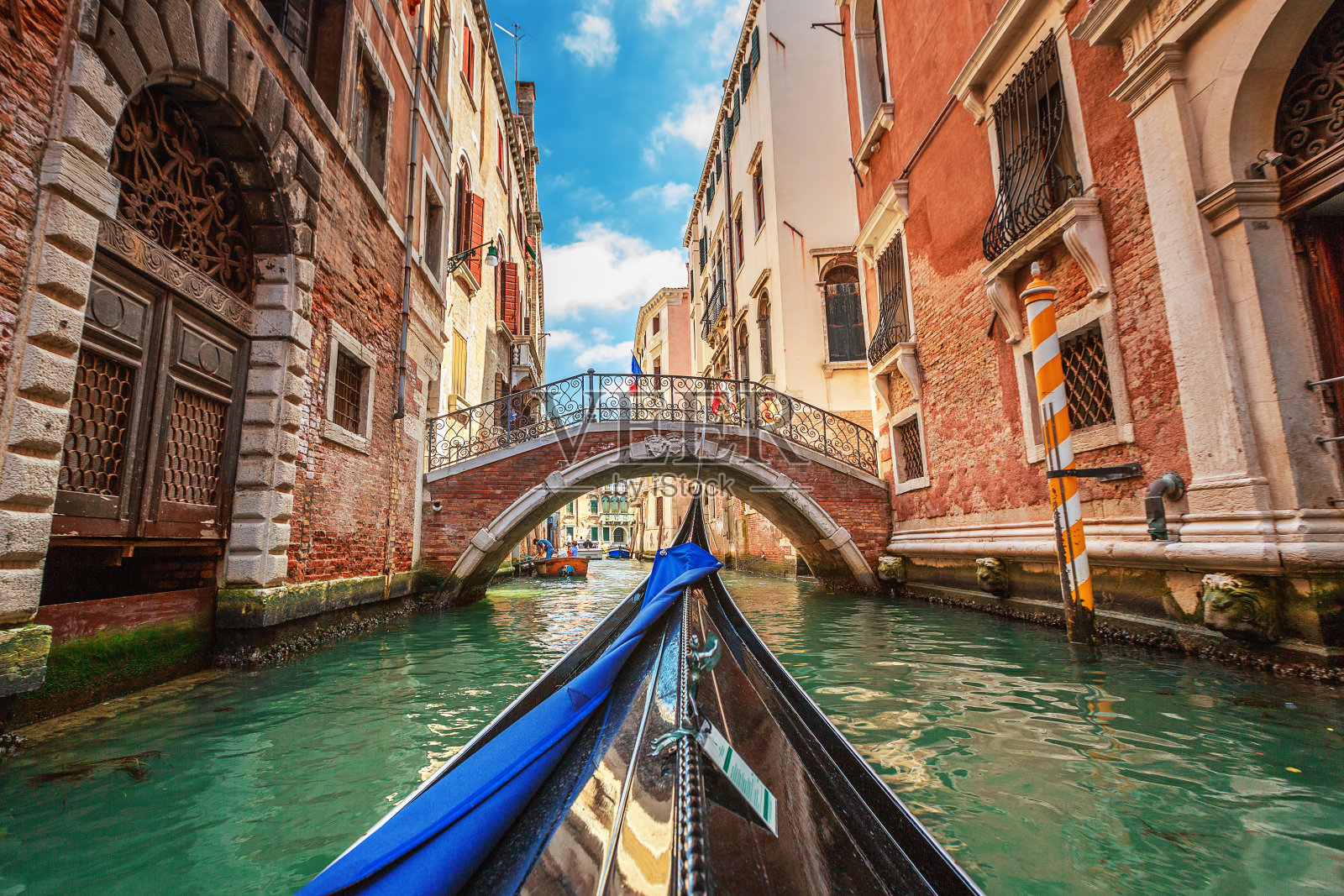 从贡多拉上欣赏威尼斯的运河景色照片摄影图片