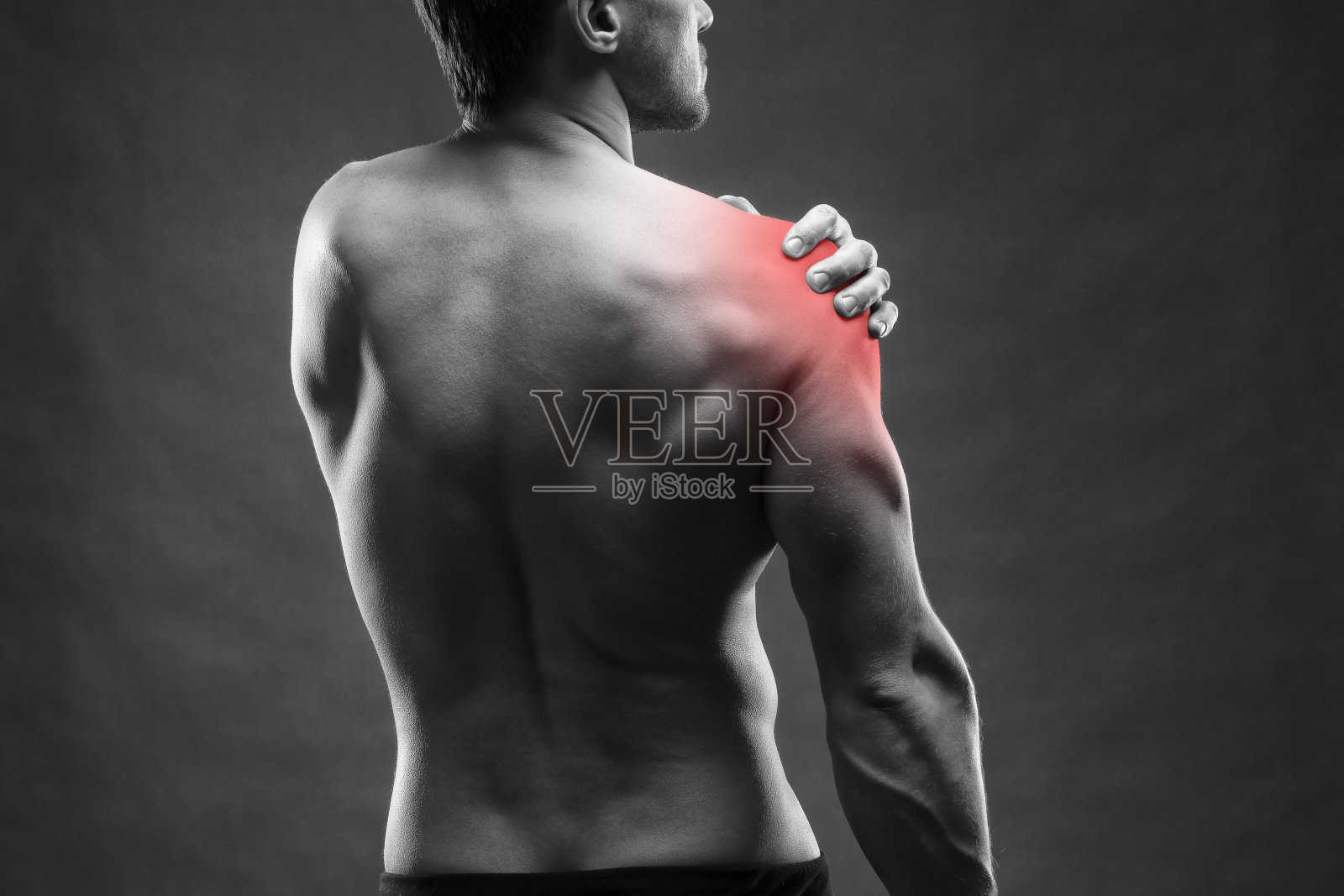 灰色背景上的肩膀疼痛照片摄影图片