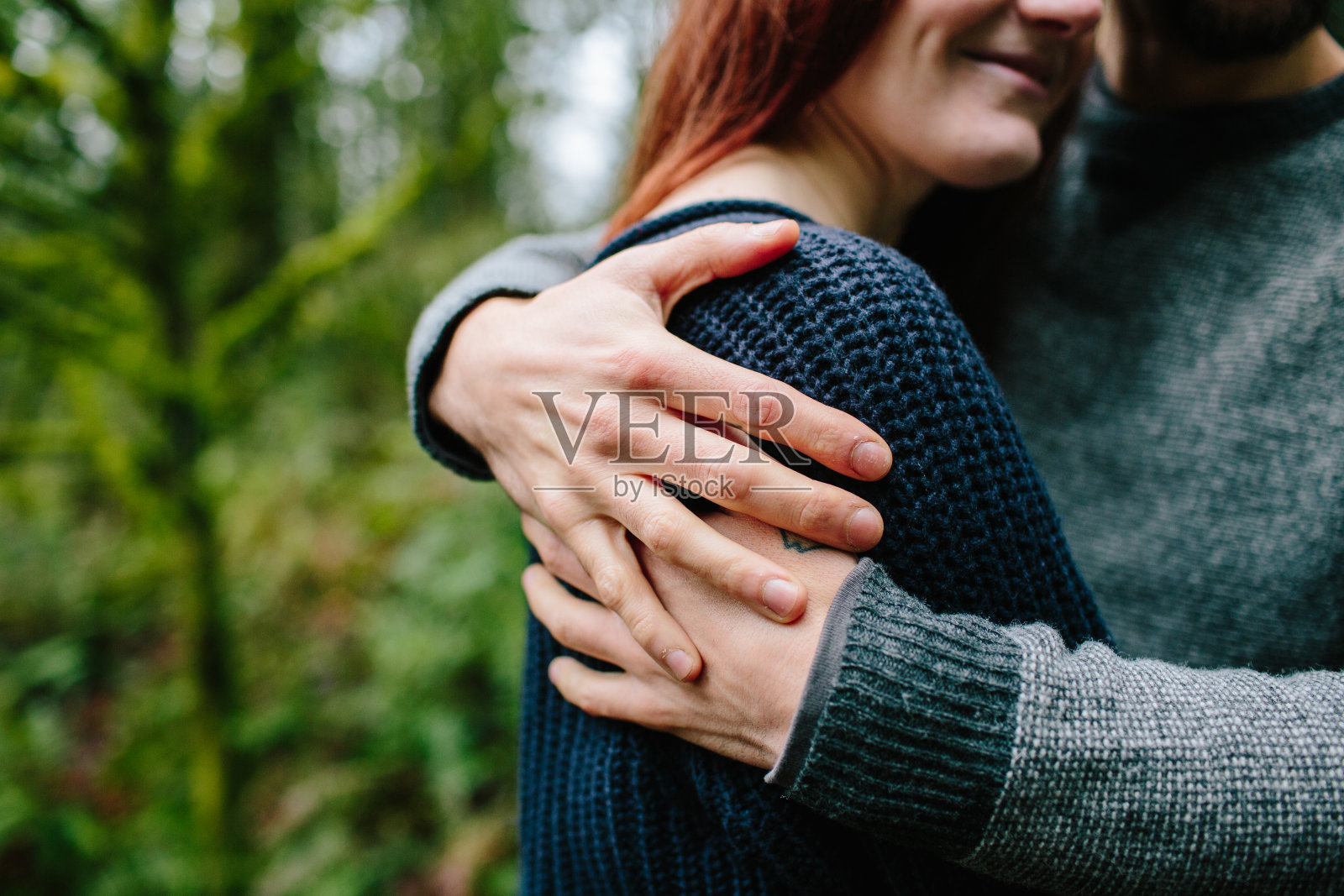 情侣在树林里拥抱照片摄影图片