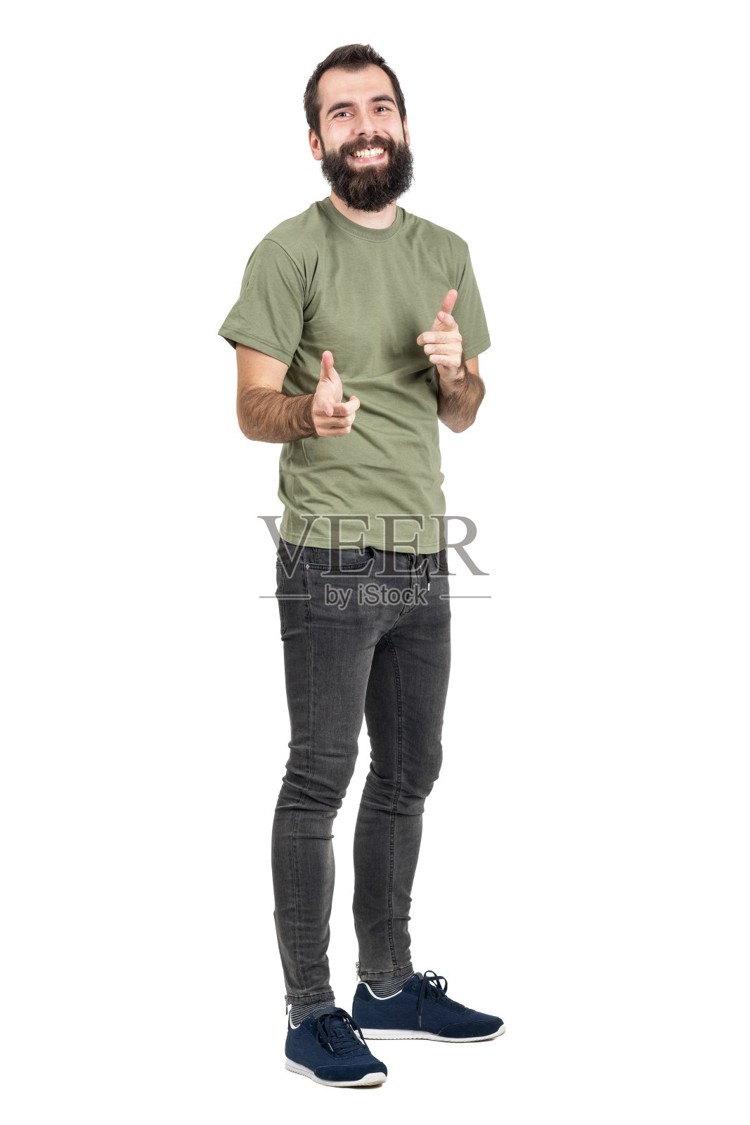 一个穿着绿色t恤的男人情不自禁地笑着，用手指指着镜头照片摄影图片