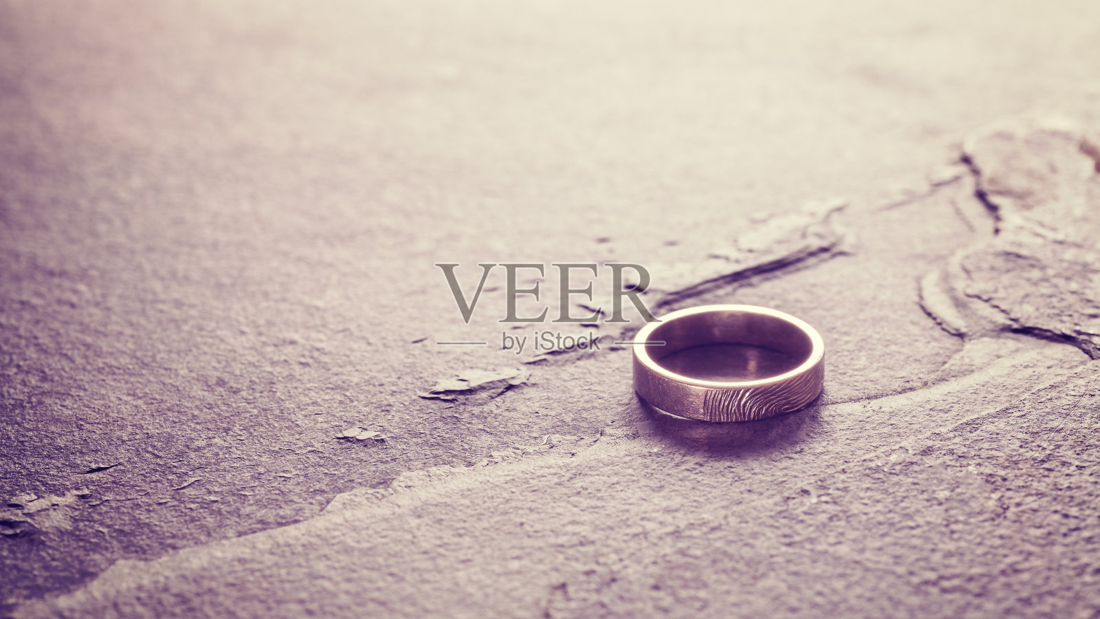 复古色调的单婚戒指上的石头背景。照片摄影图片
