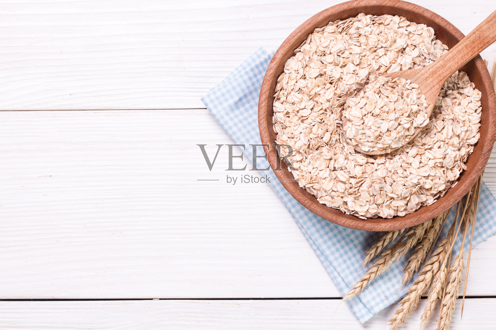 木桌上放着燕麦片。健康食品的概念。照片摄影图片