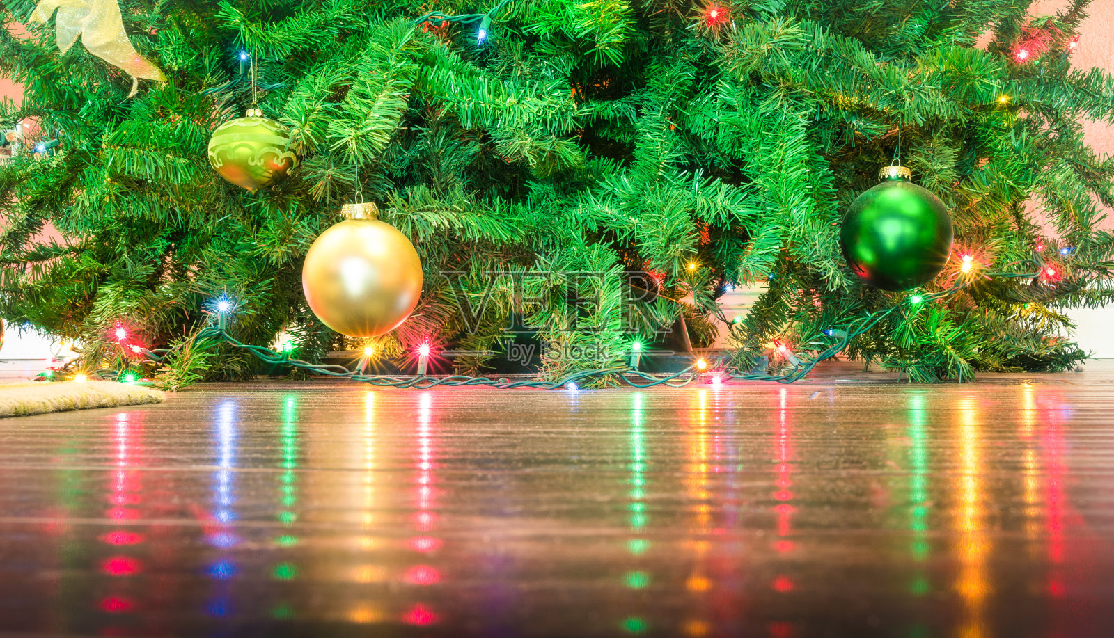圣诞树装饰的细节与灯光反射照片摄影图片