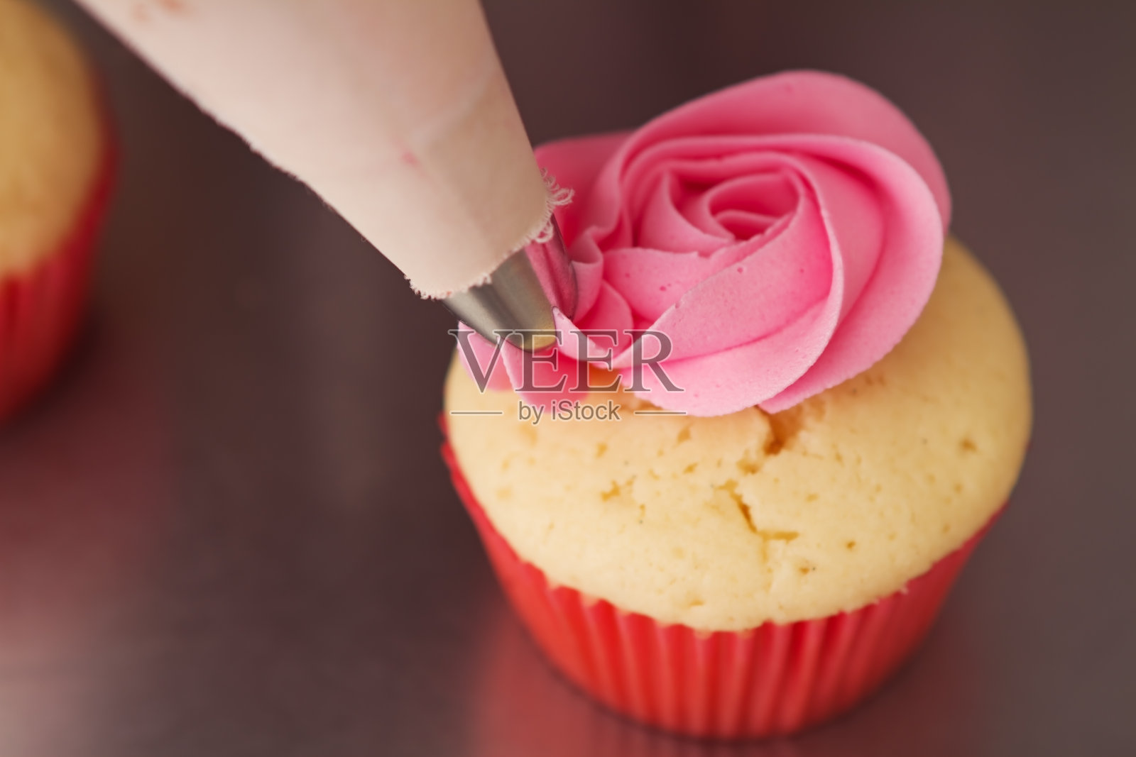 近距离粉红色玫瑰磨砂纸杯蛋糕的管道水平照片摄影图片