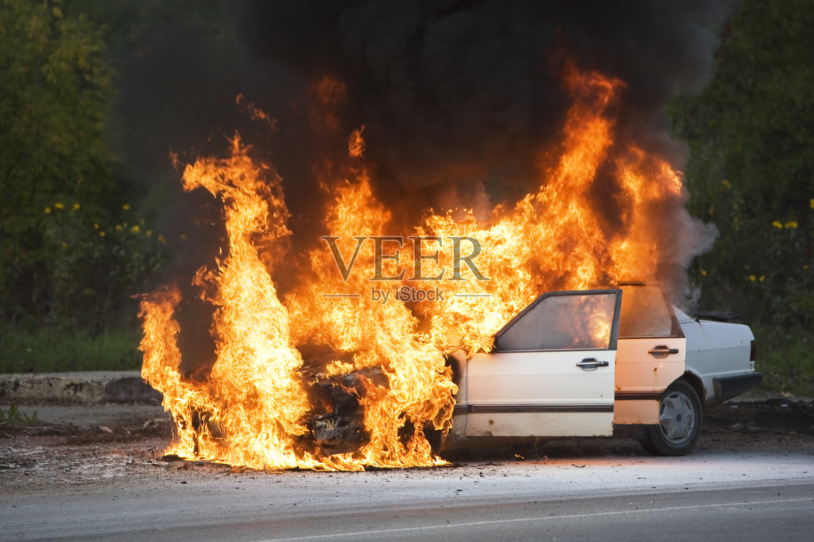 燃烧的汽车照片摄影图片