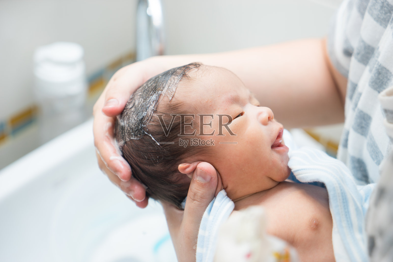 亚洲新生婴儿洗澡照片摄影图片
