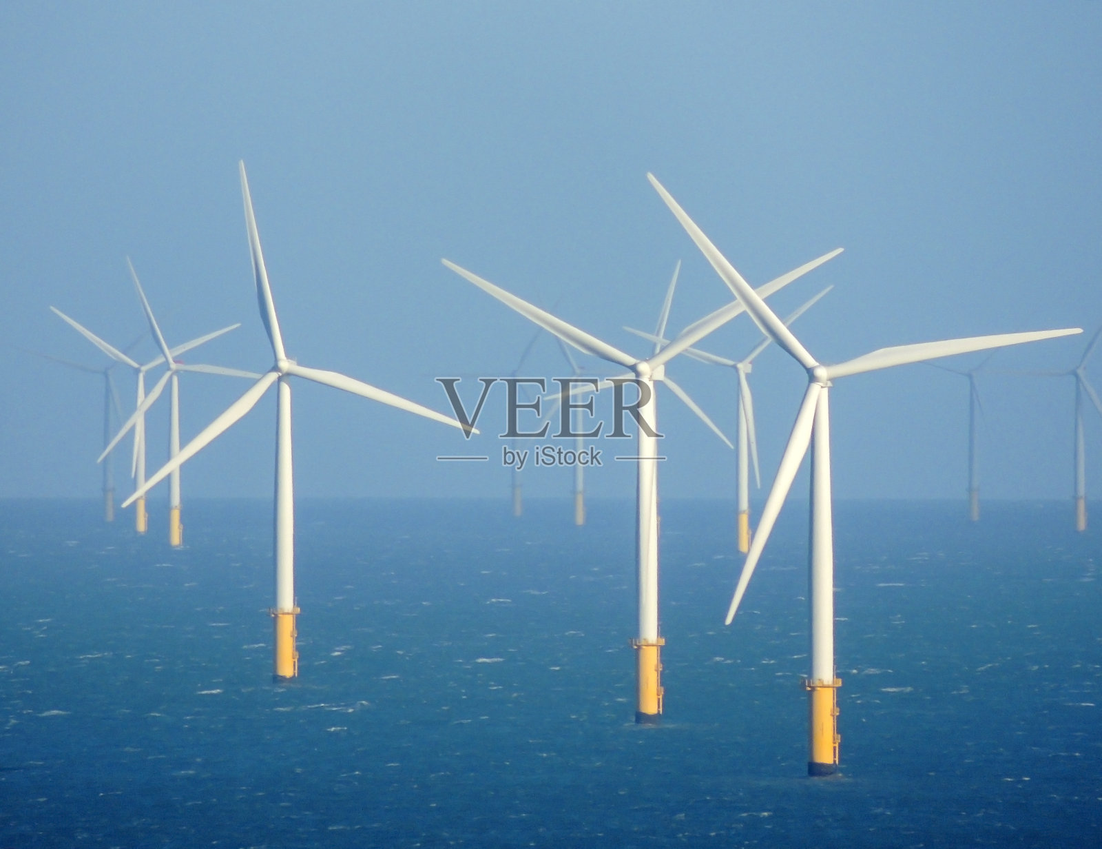 清洁可持续能源-海上风力涡轮机照片摄影图片