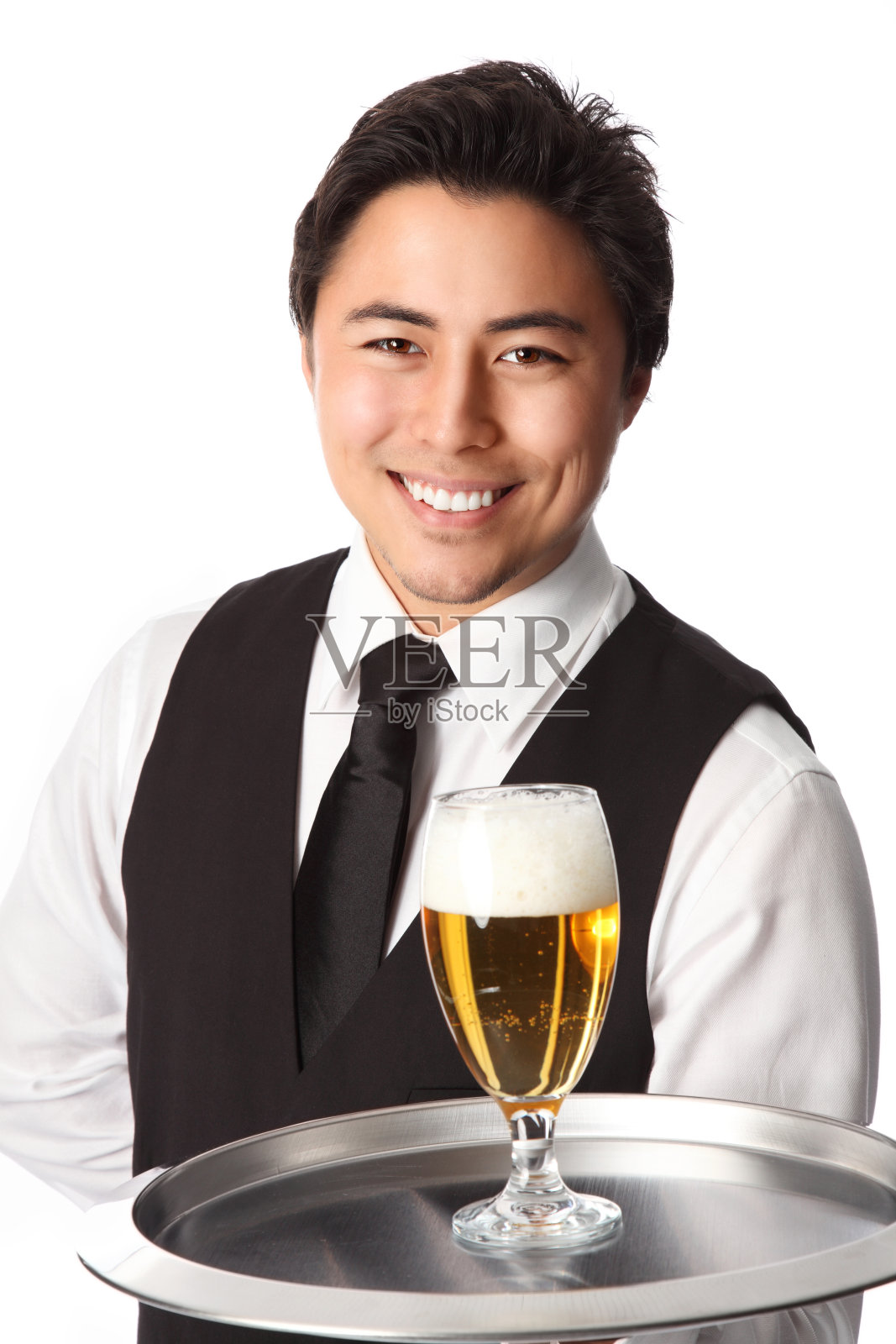 帅气的侍者端着啤酒照片摄影图片