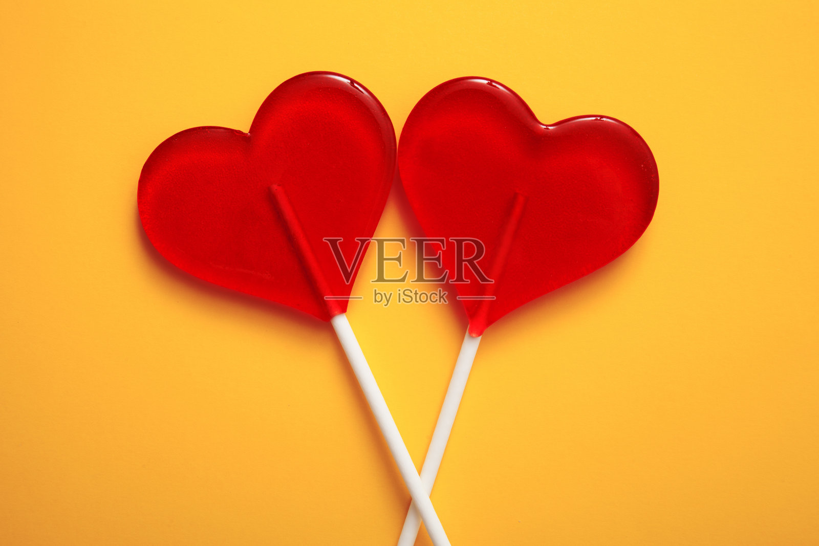 两个棒棒糖。红色的心。糖果。爱的概念。情人节。照片摄影图片