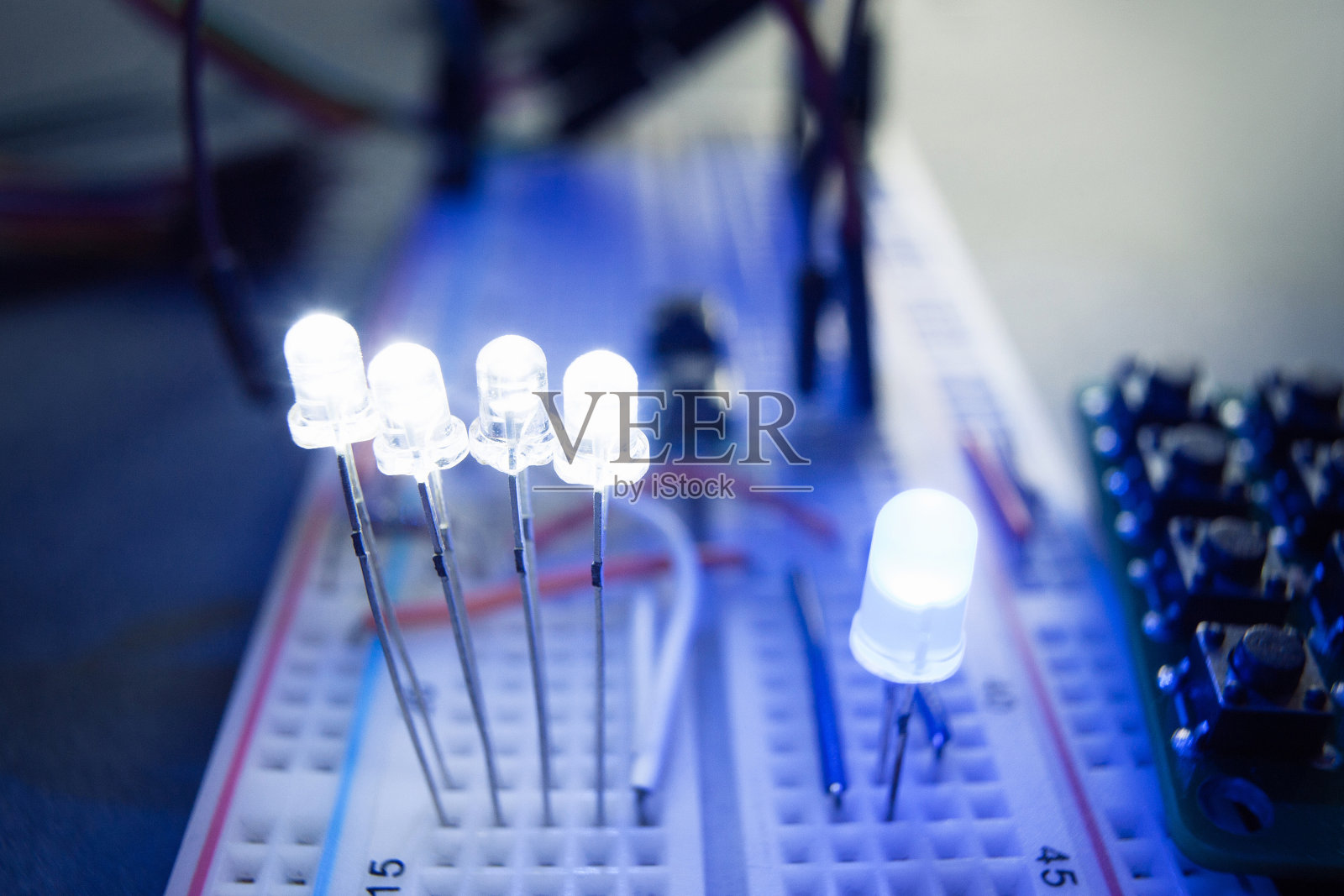 LED电子实验板上的发光二极管照片摄影图片