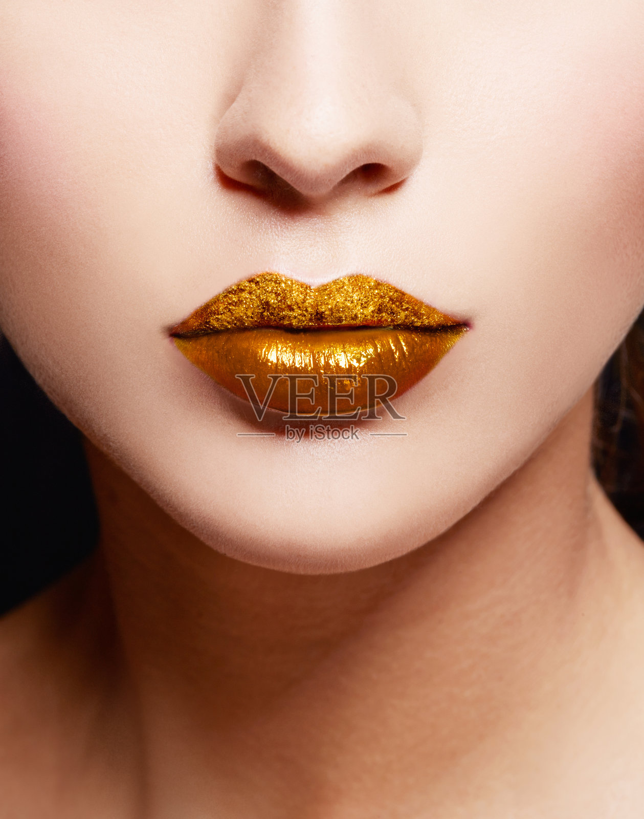 金色艺术嘴唇的特写。化妆美容形象。照片摄影图片