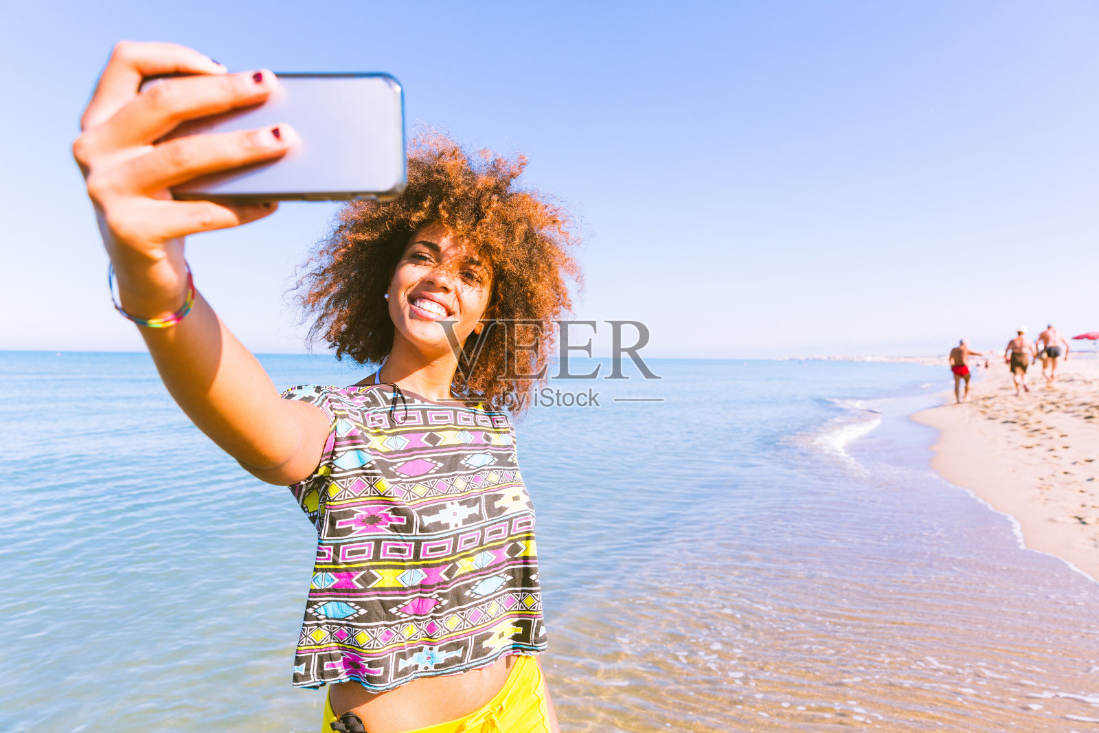 一名年轻黑人女子在海滩自拍照片摄影图片