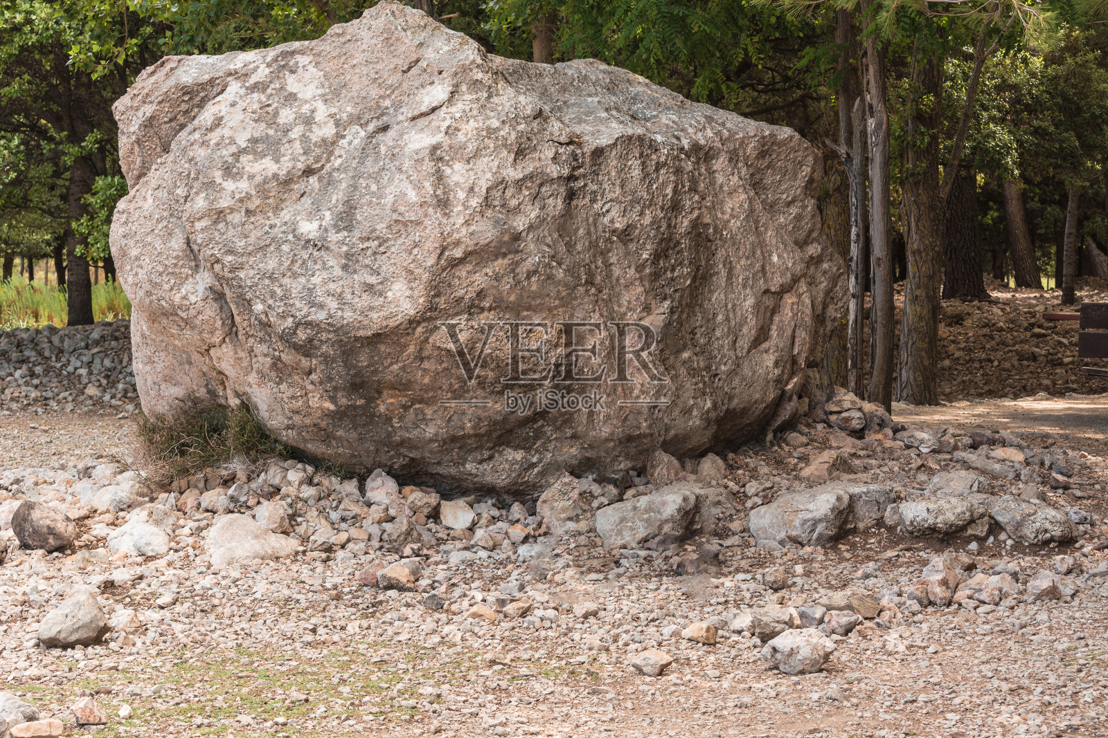 在马略卡岛的一个湖边，岩石碎块照片摄影图片