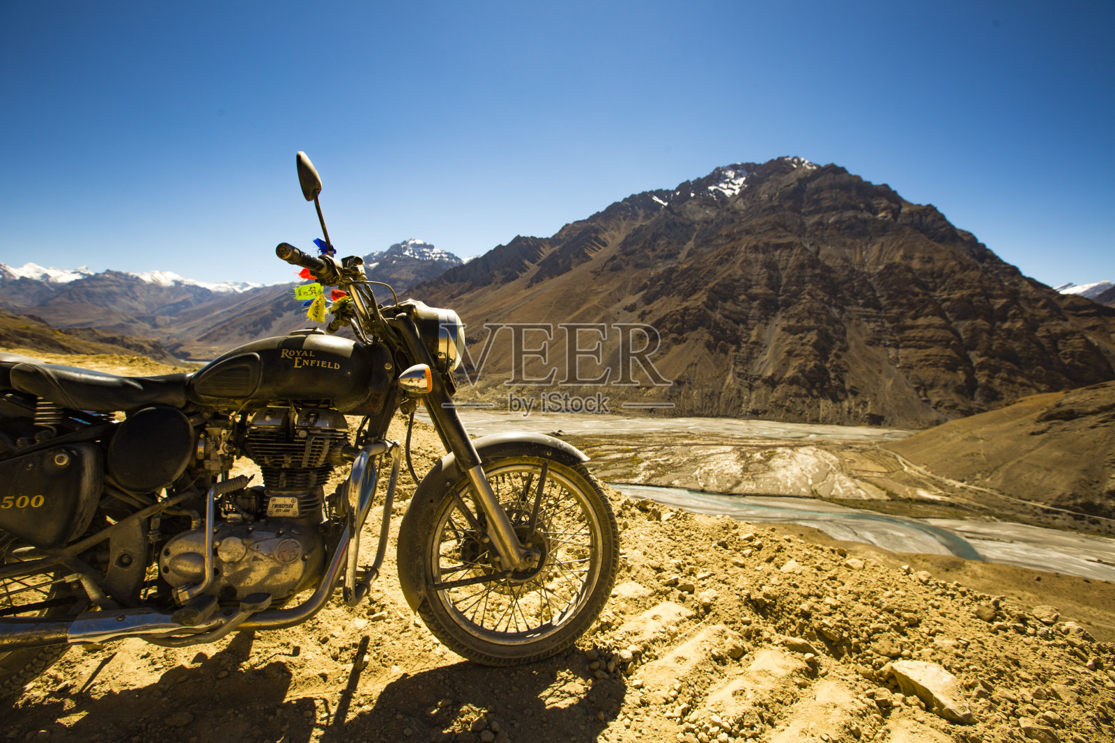 一辆停在喜马拉雅山顶的摩托车照片摄影图片