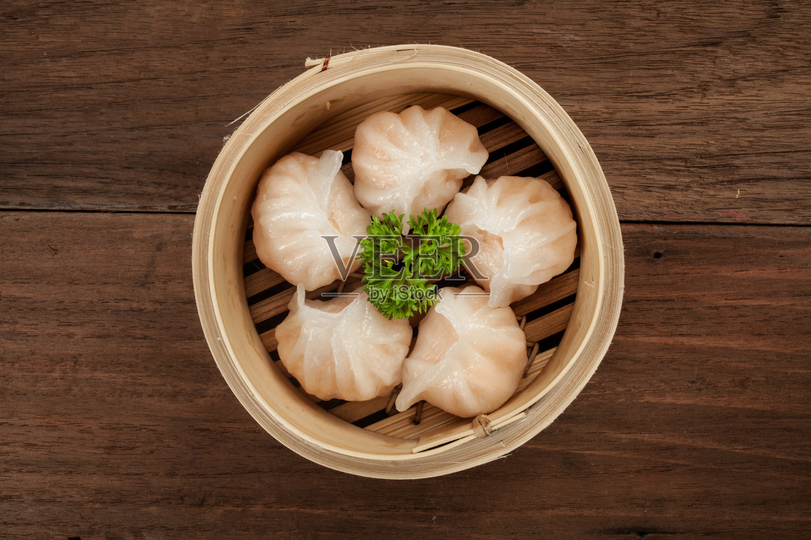 竹蒸笼里的中国饺子照片摄影图片