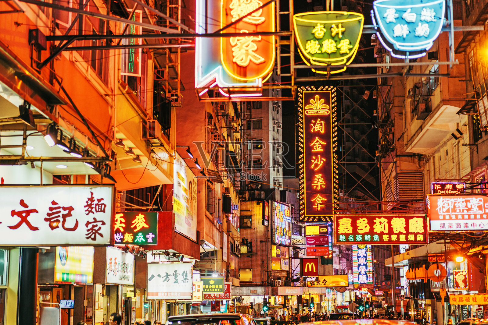 香港热闹的霓虹灯街景照片摄影图片