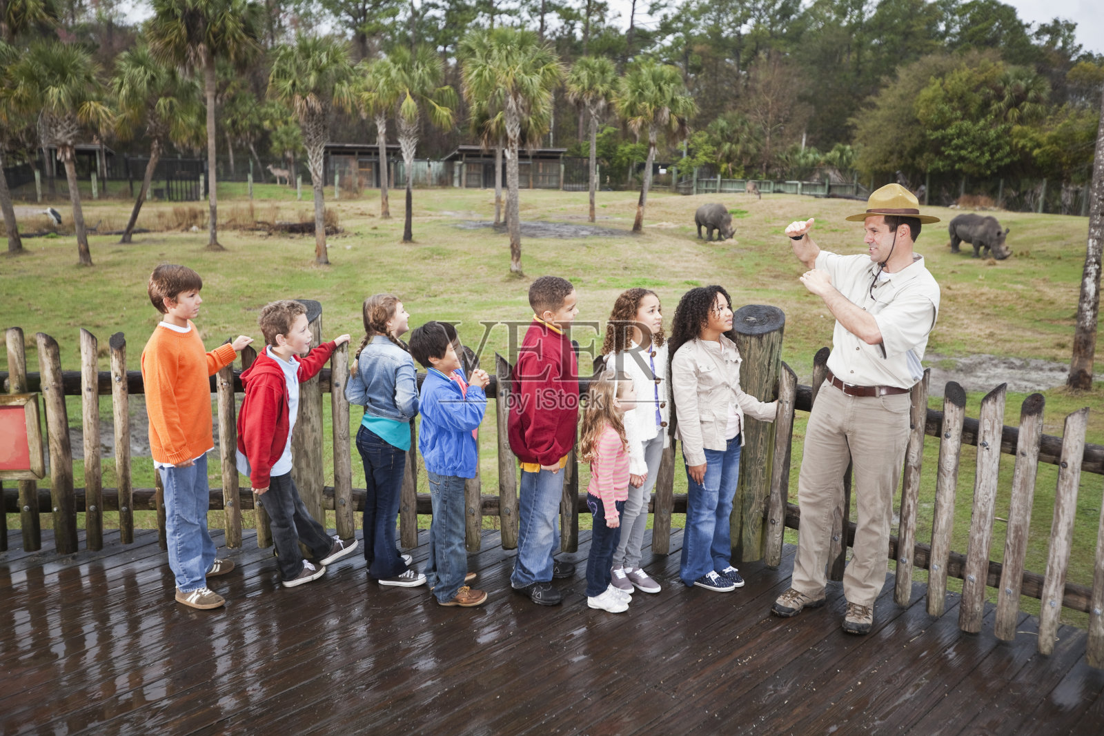 动物园管理员和一群孩子照片摄影图片