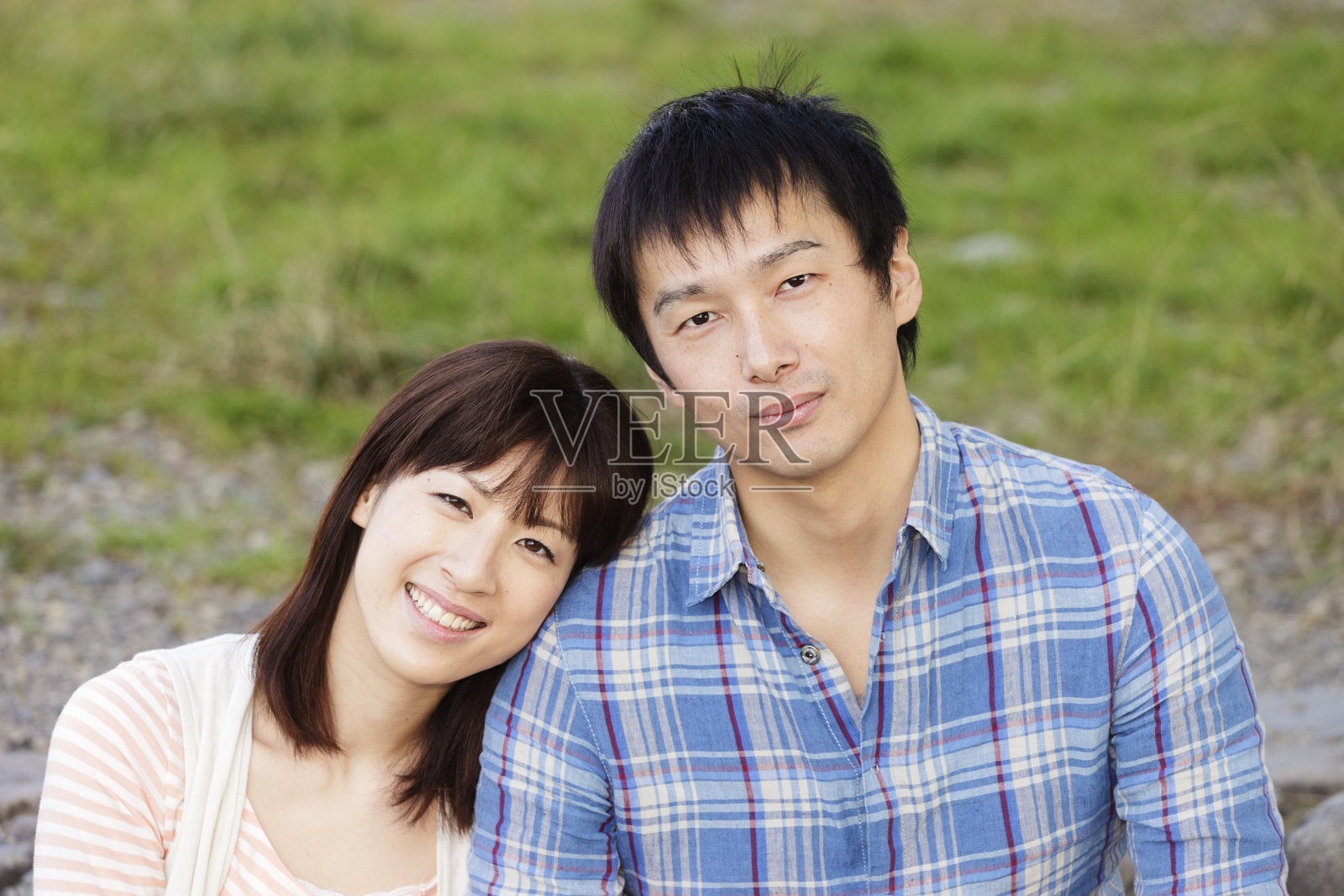 坐在户外的日本夫妇照片摄影图片