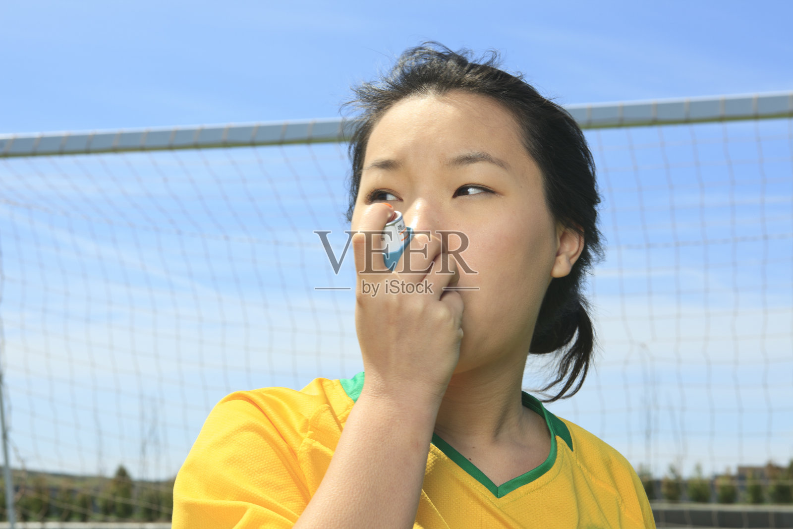 哮喘的足球运动员照片摄影图片