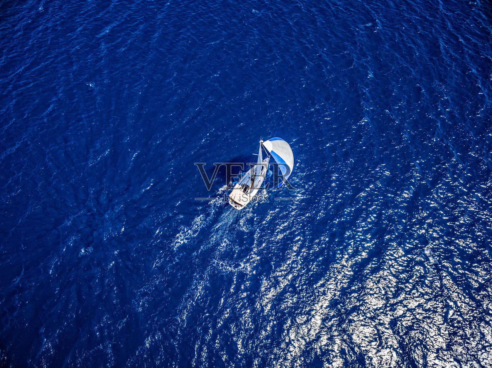 与帆船航行，从无人机的视角照片摄影图片