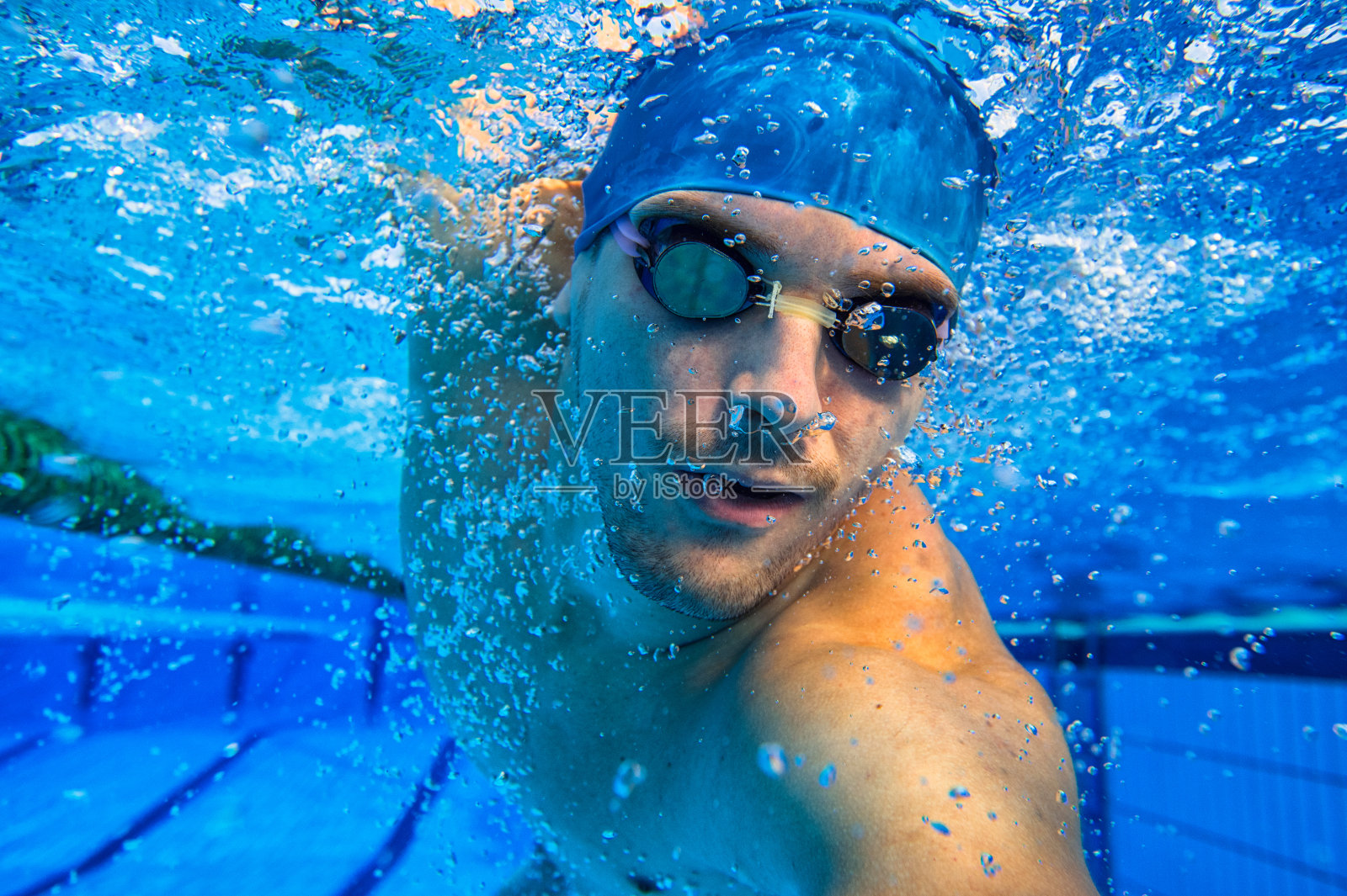年轻男子游泳的水下肖像照片摄影图片
