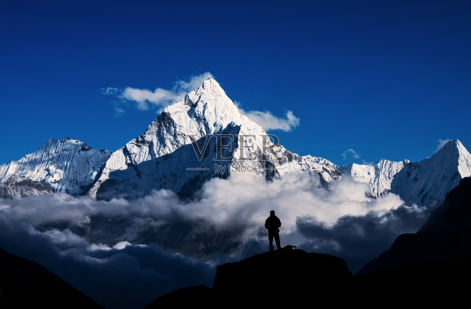 在喜马拉雅山珠穆朗玛峰徒步旅行的男子剪影照片摄影图片