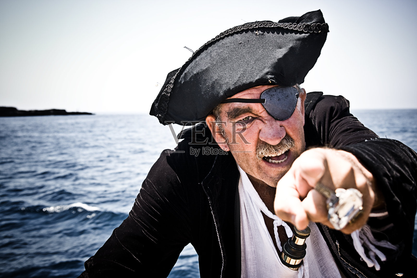 海盗与大海背景指向相机非常有侵略性照片摄影图片