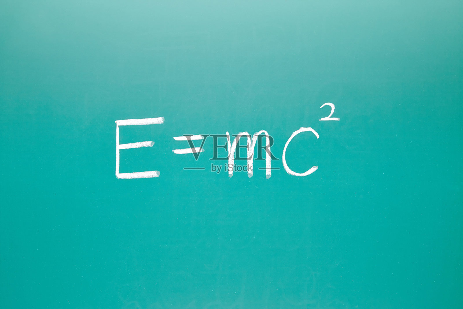 E=mcÂ²黑板上的物理公式照片摄影图片