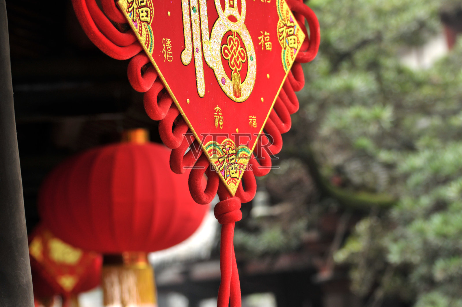 中国人悬挂护身符和灯笼照片摄影图片