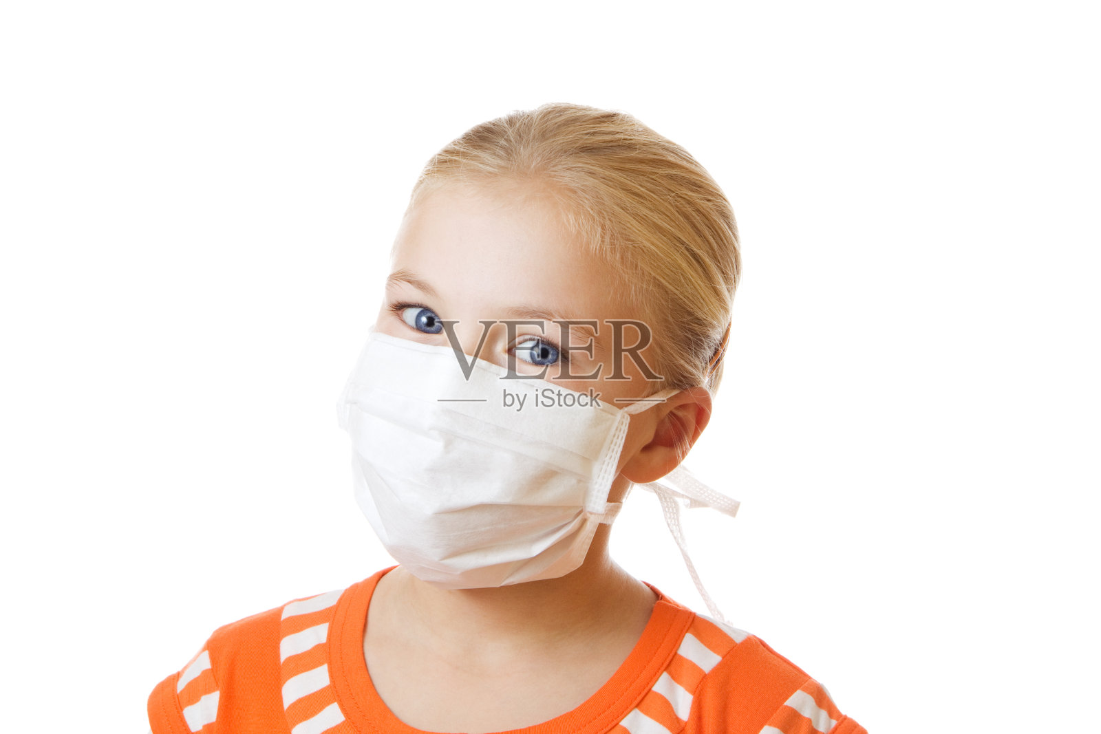 可爱的金发小女孩戴着预防流感的口罩照片摄影图片