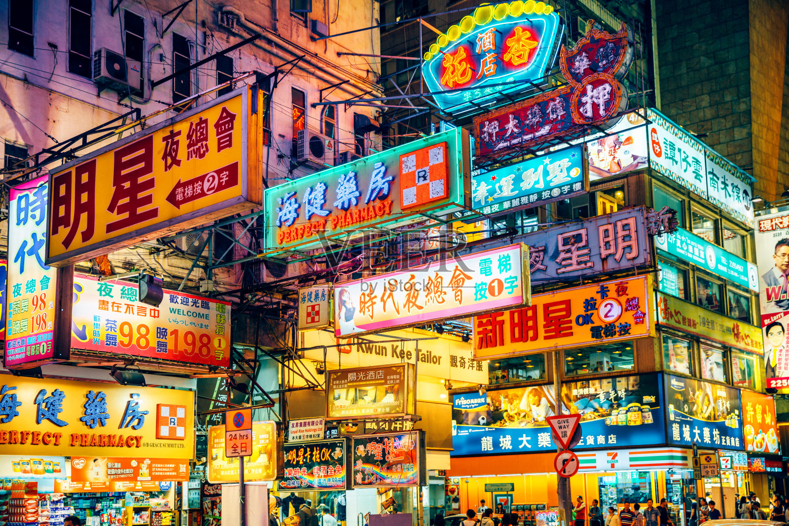 霓虹招牌的香港街景照片摄影图片