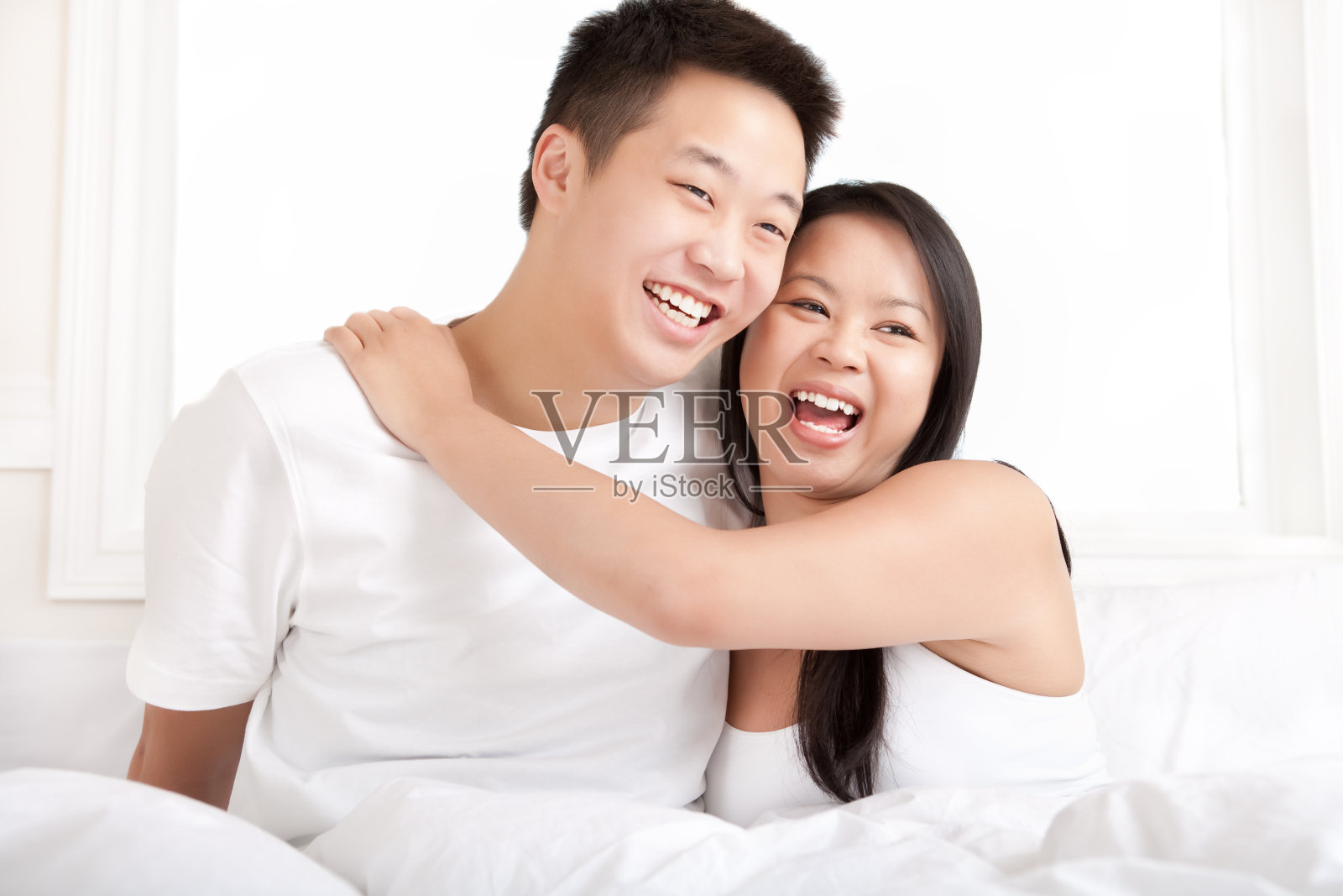 年轻幸福的亚洲夫妇卧室肖像照片摄影图片