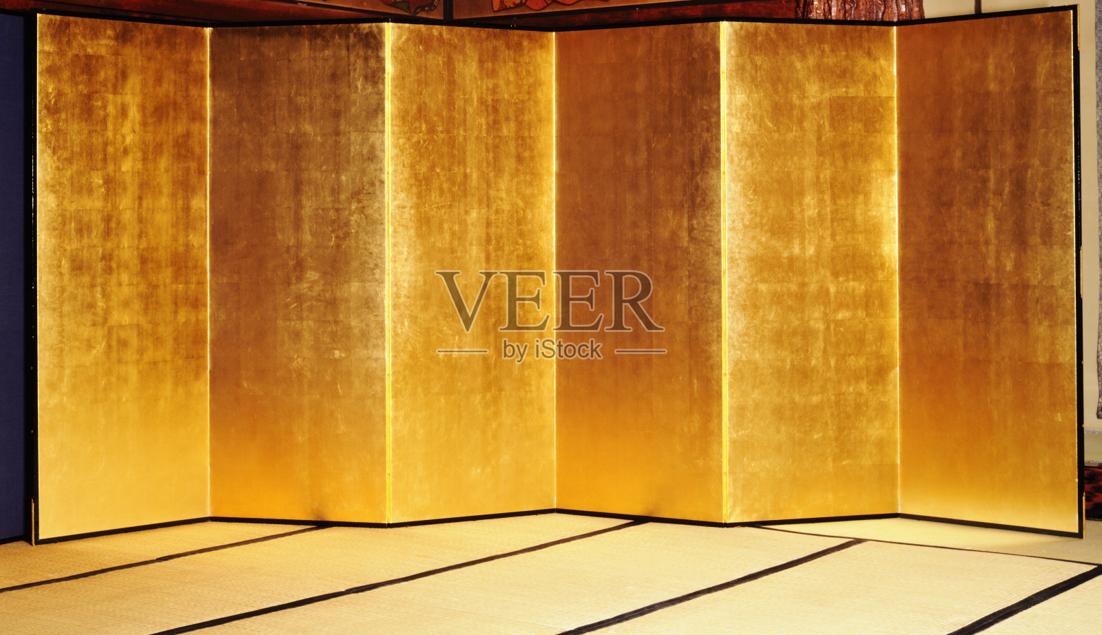 日本传统榻榻米上的大型黄金折叠屏风照片摄影图片