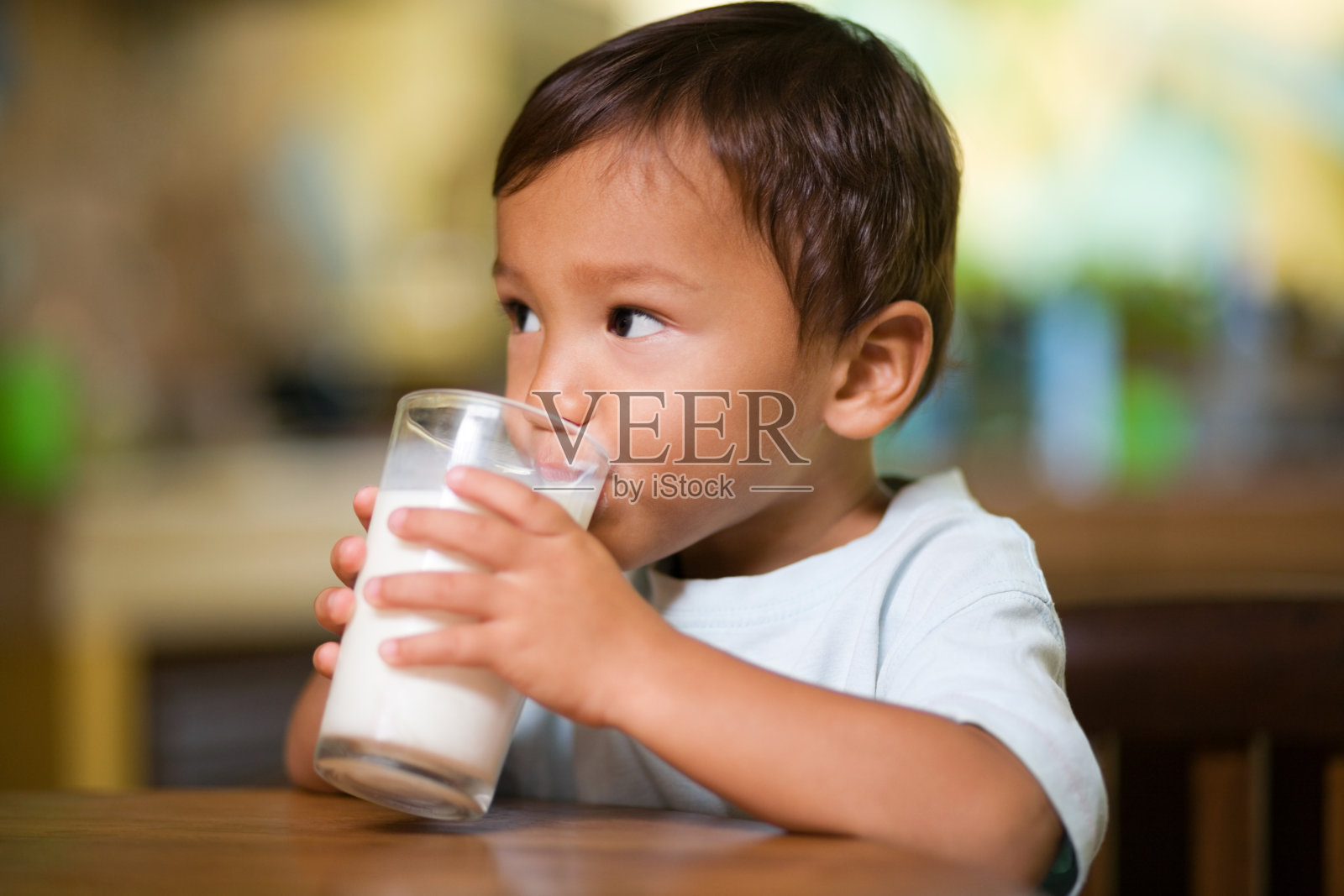 婴儿喝牛奶照片摄影图片