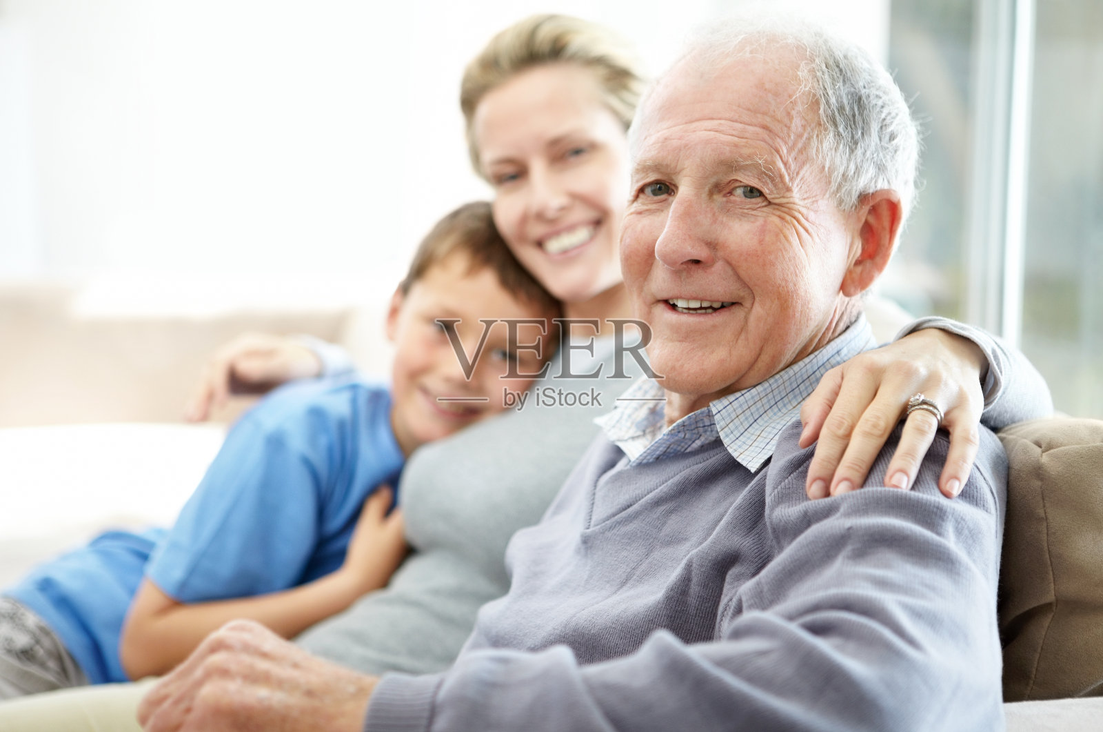老人和他的女儿和孙子坐在一起照片摄影图片