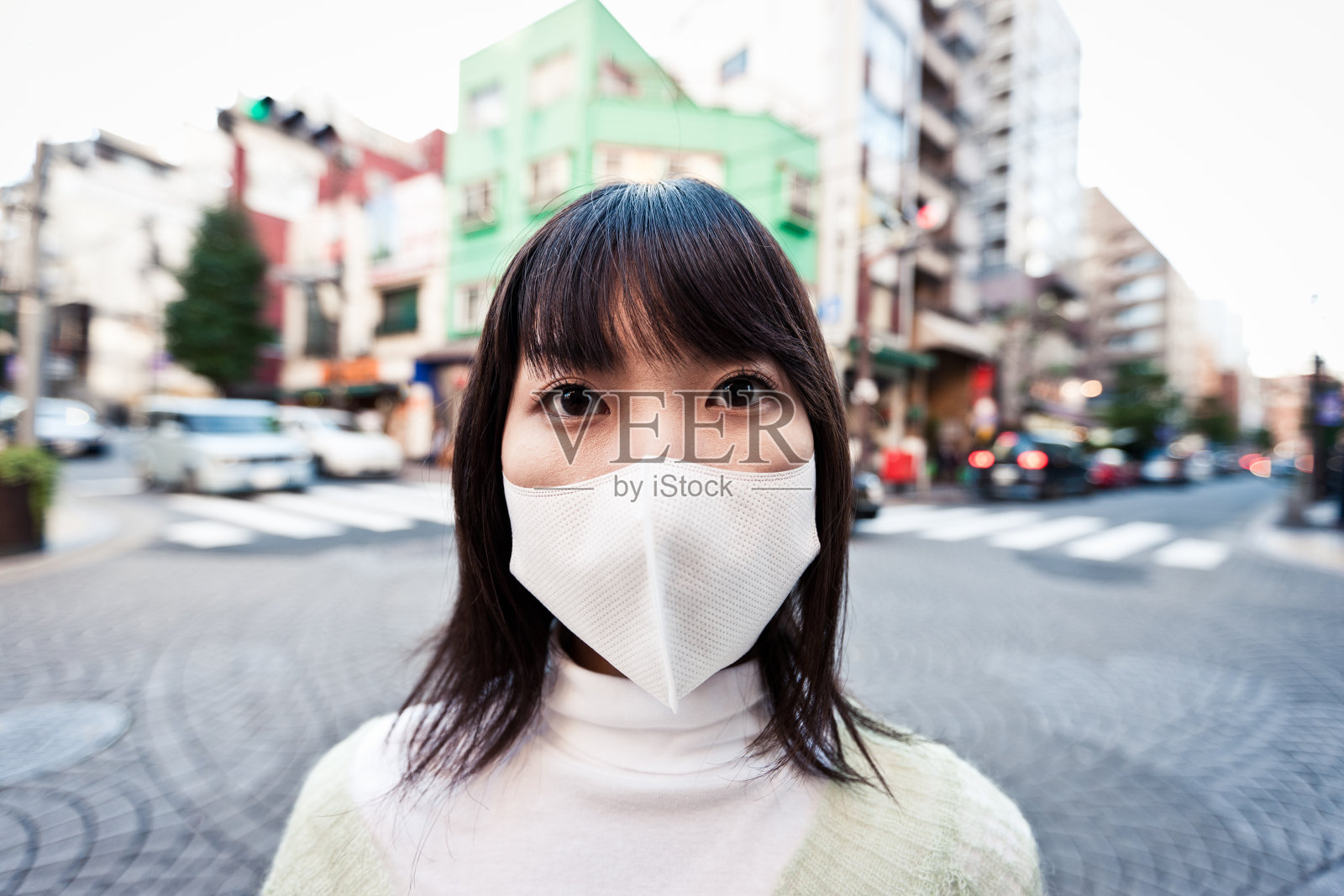都市女性防毒面具照片摄影图片