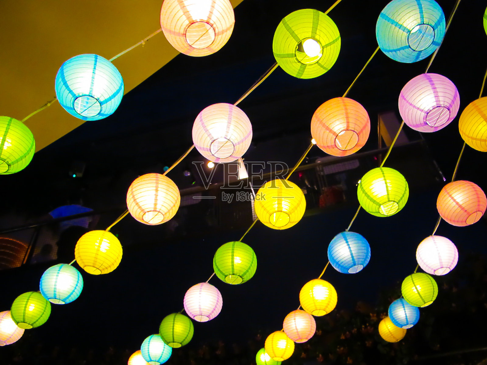 五颜六色的中国庭院灯笼照片摄影图片