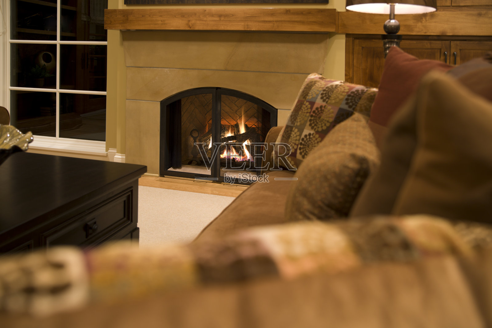 温暖的燃气壁炉和放松的客厅。照片摄影图片