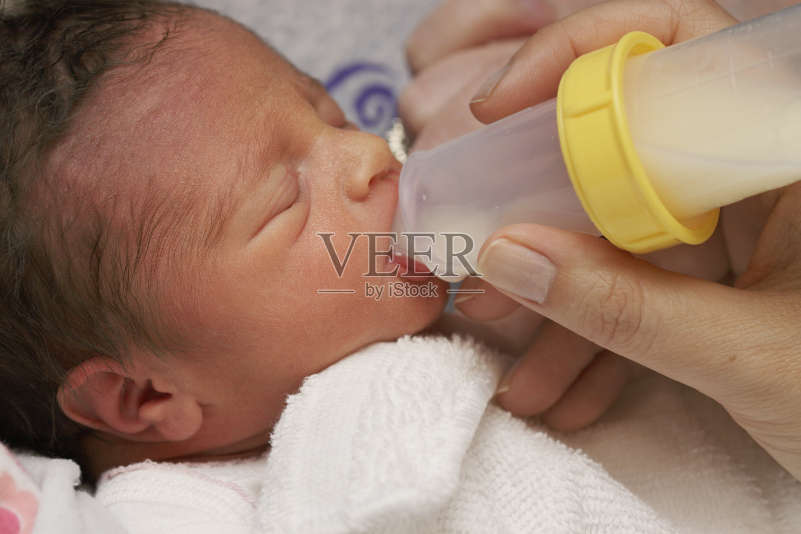 使用奶瓶的新生儿早产儿照片摄影图片
