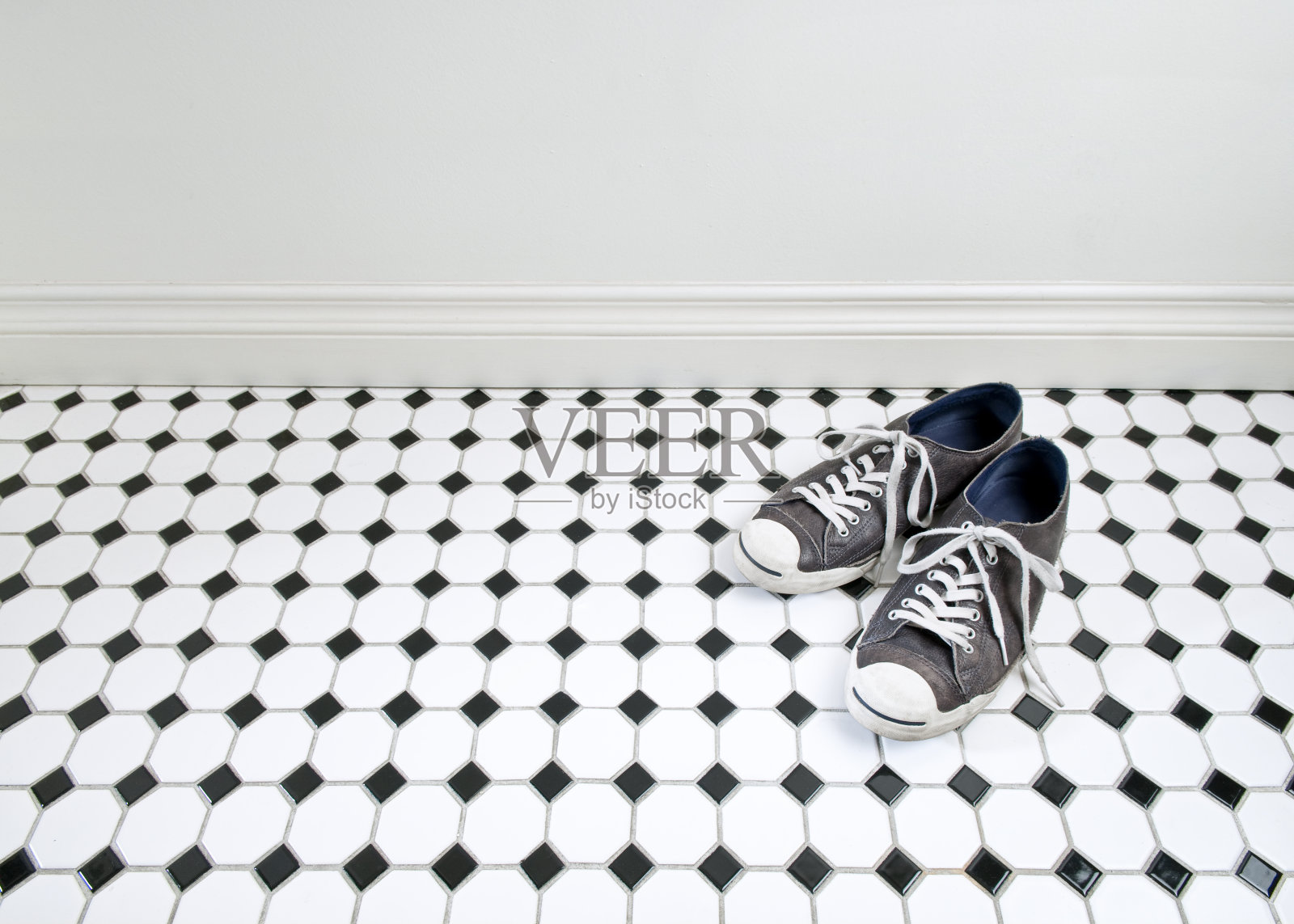 浴室地板上的运动鞋照片摄影图片