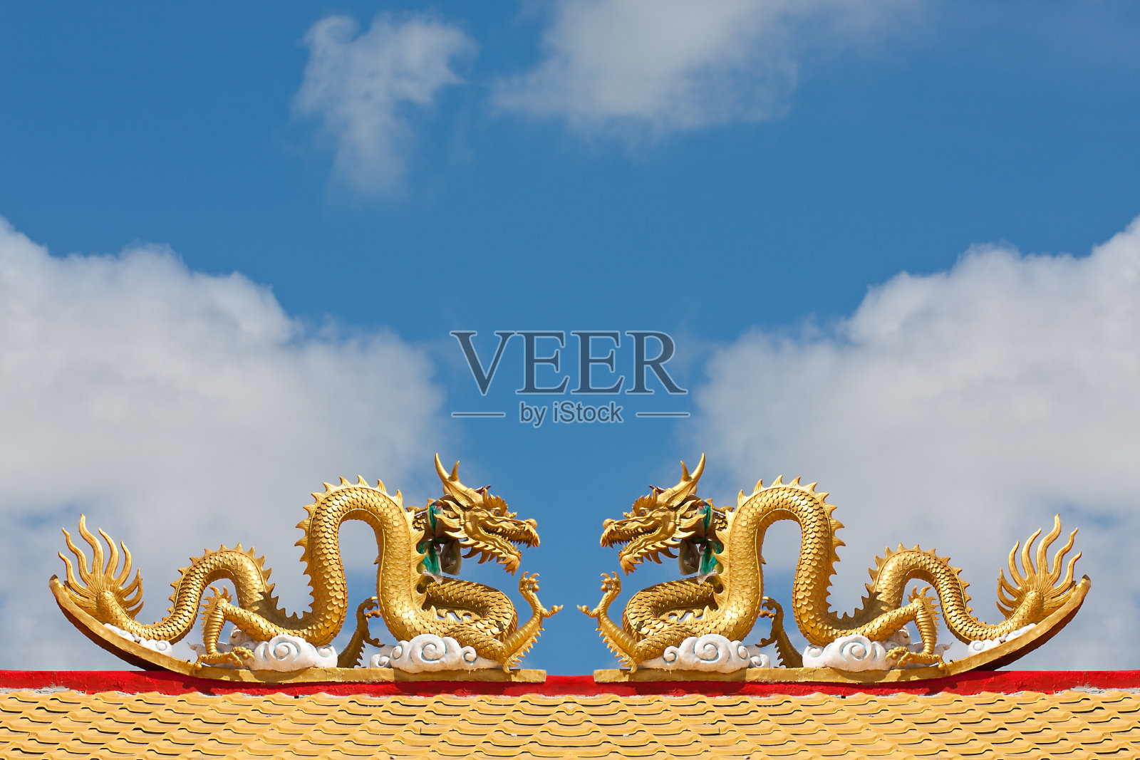 蓝色天空背景下的中国金龙照片摄影图片