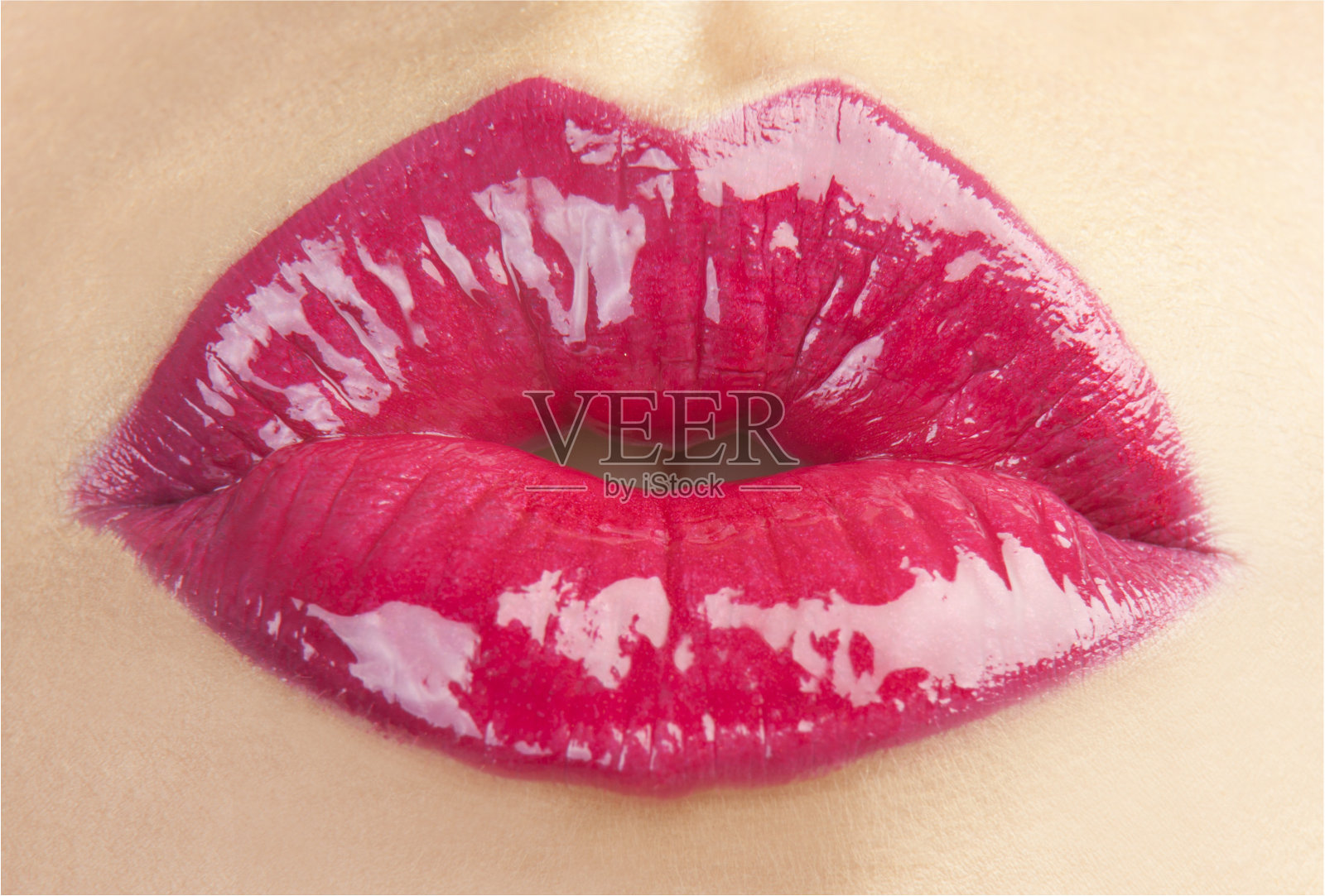 一个女人红色噘起嘴唇的特写照片摄影图片